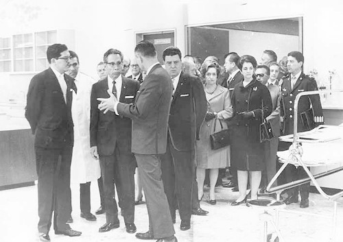 Imagen de Gustavo Díaz Ordaz recorre el recién inaugurado hospital de la Cruz Roja Mexicana (atribuido)