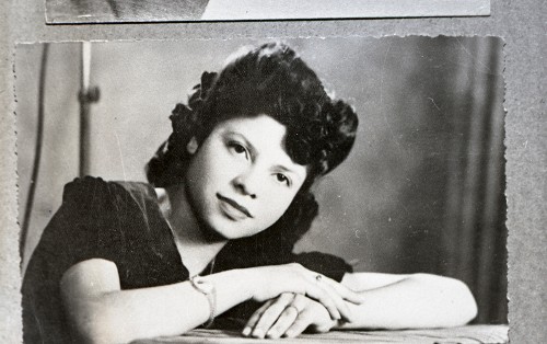 Imagen de Copia de retrato de mujer joven con vestido formal, peinado estilizado y anillos en estudio (atribuido)