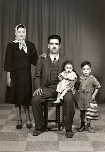 Imagen de Retrato de madre y padre con niña y niño en estudio (atribuido)