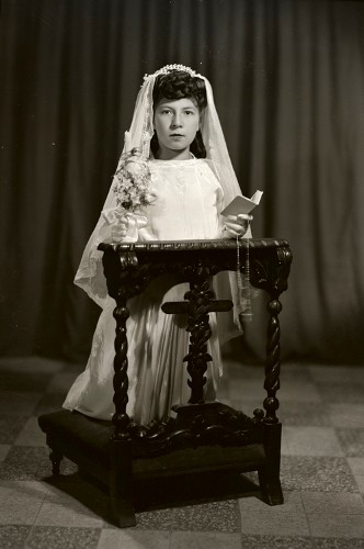 Imagen de Retrato de niña con vestido de primera comunión en estudio (atribuido)