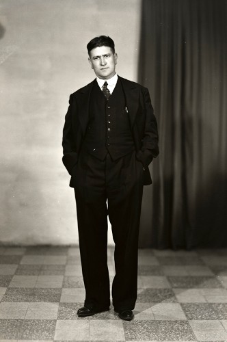 Imagen de Retrato de hombre adulto con traje de cuerpo entero en estudio (atribuido)