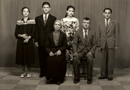 Imagen de Retrato de familia de seis integrantes con ropa formal en estudio, con padre y madre al frente (atribuido)