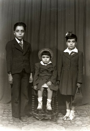 Imagen de Retrato de tres hermanitos con ropa formal en estudio (atribuido)