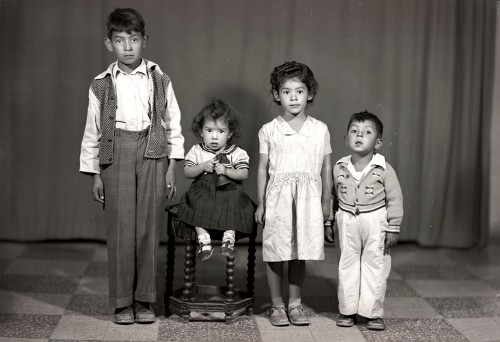 Imagen de Retrato de cuatro hermanitos en estudio (atribuido)