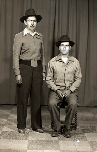 Imagen de Retrato de dos hombres jóvenes con ropa formal y sombreros, posiblemente hermanos, en estudio (atribuido)