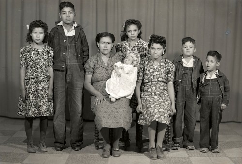 Imagen de Retrato de madre con siete hijos, un bebé en brazos, en estudio (atribuido)