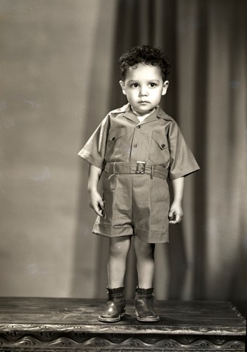 Imagen de Retrato de niño con conjunto de vestir en estudio (atribuido)