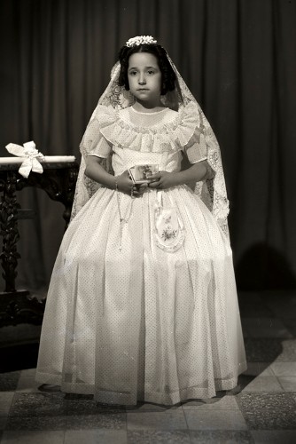 Imagen de Retrato de niña con vestido de primera comunión en estudio (atribuido)