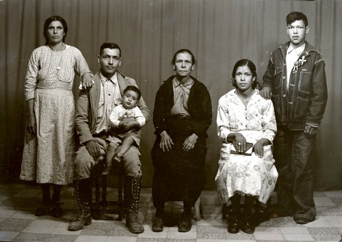 Imagen de Retrato de madre con hijos, nieto y nuera en estudio (atribuido)