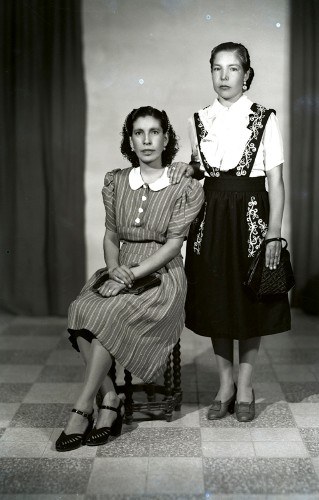 Imagen de Retrato de dos mujeres jóvenes con ropa formal y bolsos en estudio (atribuido)