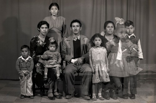 Imagen de Retrato de familia con ocho integrantes, madre con hijo, nietos y nuera en estudio (atribuido)