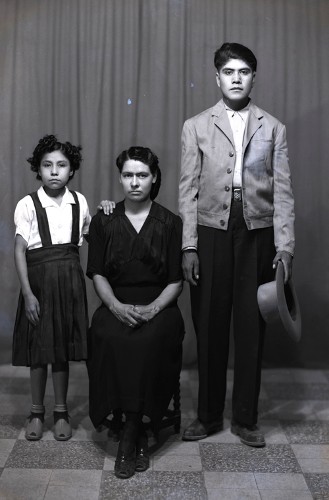 Imagen de Retrato de mujer adulta con niña y joven, probablemente sus hijos, en estudio (atribuido)