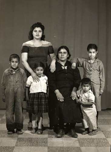 Imagen de Retrato de familia de seis integrantes, madre con probablemente su hija y nietos pequeños en estudio (atribuido)