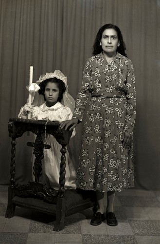 Imagen de Retrato de niña con vestido de primera comunión y madrina en estudio (atribuido)