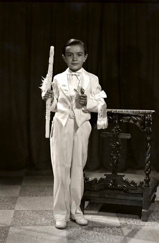 Imagen de Retrato de niño con traje de primera comunión en estudio (atribuido)