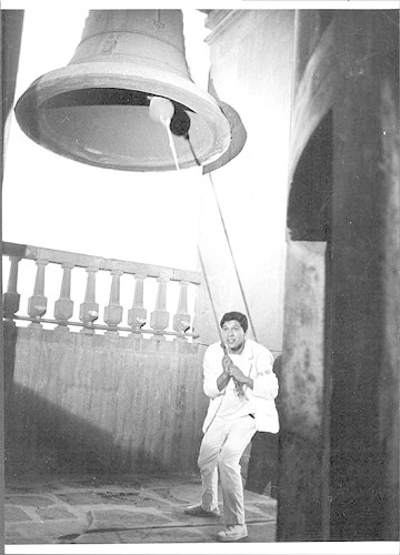 Imagen de Estudiante de medicina tocando las campanas de la Catedral (propio)