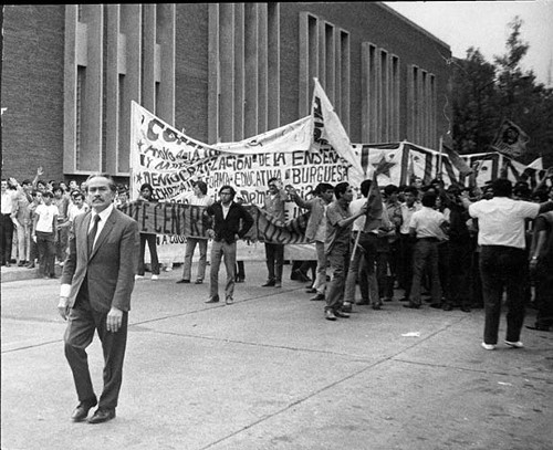 Imagen de Manifestación en protesta por la matanza del 10 de junio de 1971, al frente Manuel Marcué Pardiñas (propio)