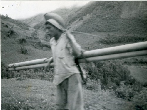 Imagen de Campesino llevando tubos para el agua (propio)