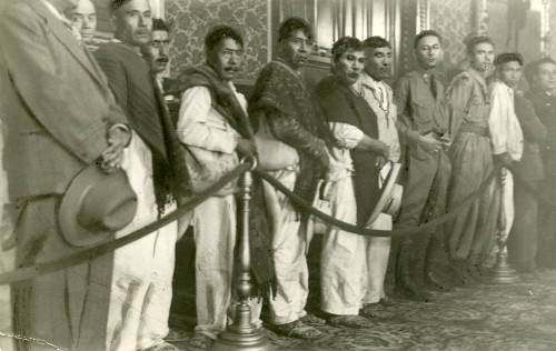 Imagen de Campesinos en Palacio Nacional esperando ser recibidos por el presidente Lázaro Cárdenas (propio)