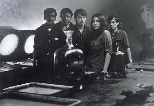 Imagen de Algunos integrantes de la generación de 1965 en el taller de grabado de la Escuela Nacional de Artes Plásticas en la Academia de San Carlos (atribuido)