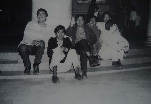 Imagen de Miembros de la generación de 1965 en la entrada del Palacio de Bellas Artes (atribuido)