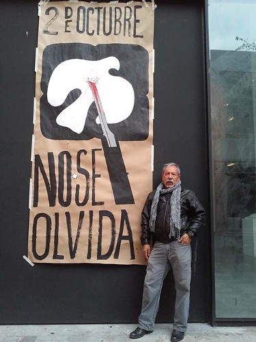Imagen de Jesús Martínez en la entrada de su taller en la Facultad de Artes y Diseño de la UNAM (atribuido)