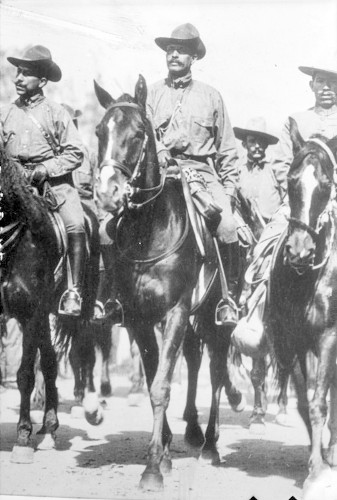 Imagen de Felipe Ángeles y otros militares a caballo