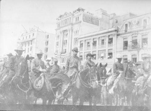 Imagen de Felipe Ángeles y sus tropas a su paso por el zócalo de la ciudad de México