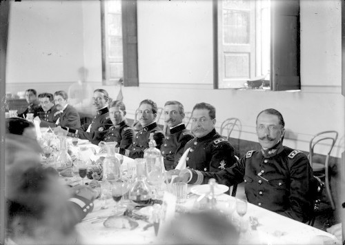 Imagen de Felipe Ángeles con otros militares durante un banquete en el casino del Colegio Militar de Popotla