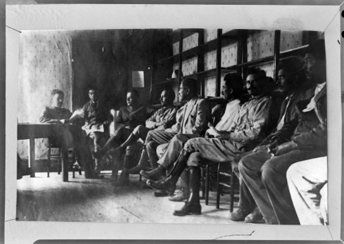 Imagen de Plutarco Elias Calles lee el Plan de Agua Prieta ante los firmantes del mismo, reprografía (propio)