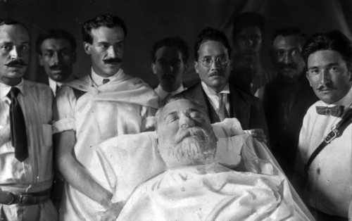 Imagen de Médicos que le practicaron la autopsia al cadáver de Venustiano Carranza (propio)