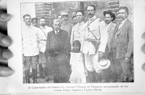Imagen de "Lic. Aniceto Villamar en Yautepec, acompañado de los Grales. Felipe Ángeles y Fortino Dávila", retrato de grupo 
