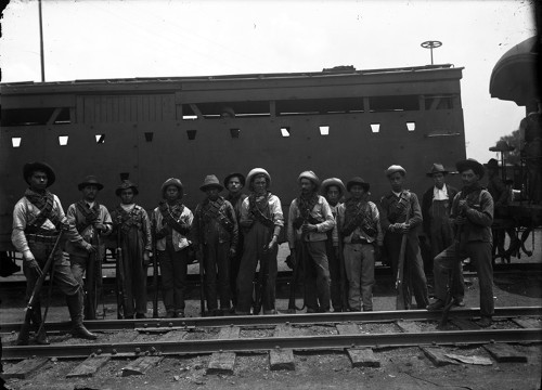 Imagen de Revolucionarios frente a tren, retrato de grupo (atribuido)