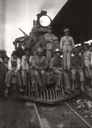 Imagen de Soldados de Obregón sobre una locomotora, retrato de grupo (atribuido)
