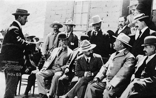 Imagen de Francisco I. Madero y Venustiano Carranza con otros personajes, tarjeta postal (atribuido)