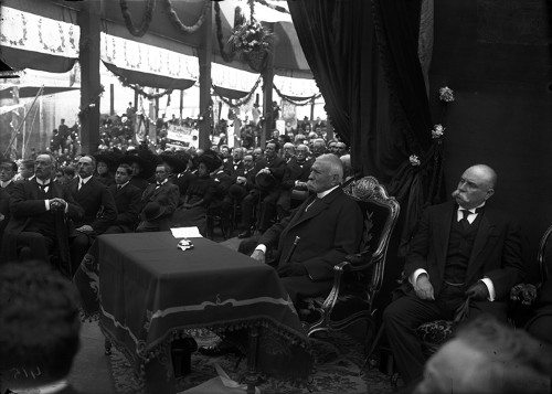Imagen de Porfirio Díaz en un aniversario luctuoso de Benito Juárez (atribuido)