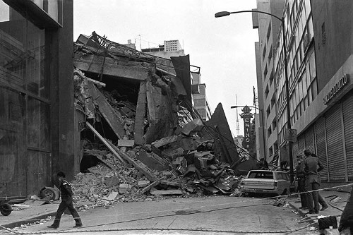 Imagen de Temblor, edificios dañados en el 1er. cuadro, D.D.F. (propio), Temblor, edificios dañados en el primer cuadro, Departamento del Distrito Federal (alternativo)