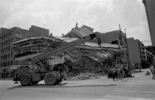 Imagen de Temblor, edificios dañados en el 1er. cuadro, D.D.F. (propio), Temblor, edificios dañados en el primer cuadro, Departamento del Distrito Federal (alternativo)