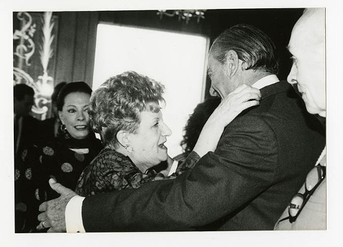 Imagen de Margarita Michelena y José María Fernández Unsáin, durante el 50 aniversario de Margarita Michelena, en la Sociedad de Escritores de México (atribuido)