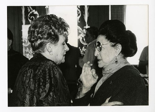 Imagen de Margarita Michelena y Griselda Álvarez Ponce de León, durante el 50 aniversario de Margarita Michelena, en la Sociedad de Escritores de México (atribuido)