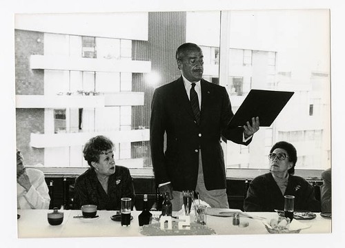 Imagen de José María Fernández Unsáin, durante el 50 aniversario de Margarita Michelena, en la Sociedad de Escritores de México (atribuido)