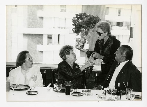 Imagen de Margarita Michelena, Jaqueline Andere, Alicia Zendejas y José María Fernández Unsáin, durante el 50 aniversario de Margarita Michelena, en la Sociedad de Escritores de México (atribuido)