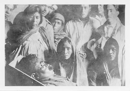 Imagen de Mujeres y hombres observan el cadáver de Emiliano Zapata