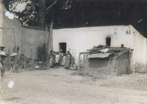 Imagen de Familia campesina fuera de su casa (atribuido)