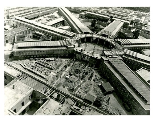 Imagen de Vista aérea de los trabajos de remodelación de la fachada de edificio de Lecumberri (atribuido)