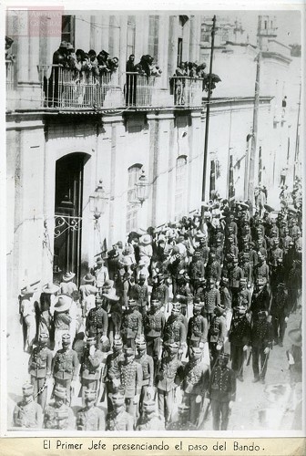 Imagen de "El Primer Jefe presenciando el paso del Bando"