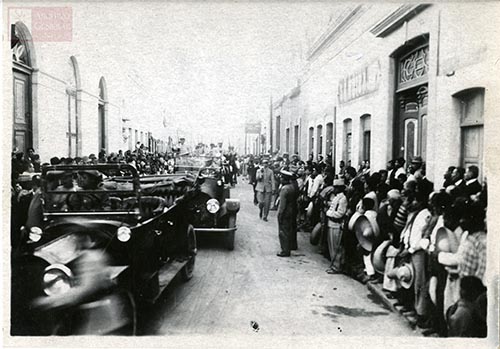 Imagen de "El Primer Jefe se dirige al Teatro Iturbide"