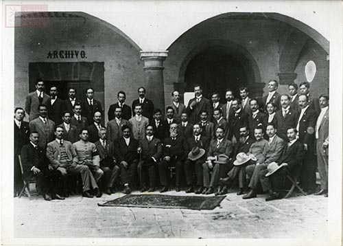 Imagen de "Venustiano Carranza y Diputados"
