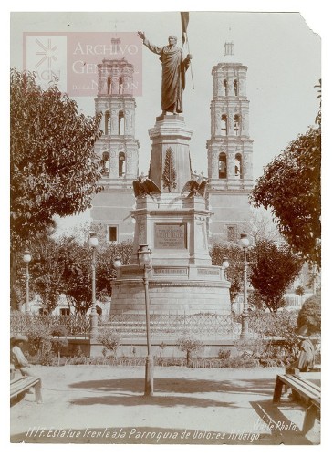 Imagen de "Estatue frente a la Parroquía de Dolores Hidalgo"