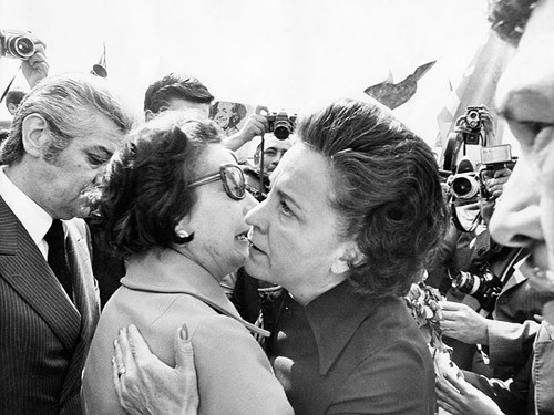 Imagen de Recepción de Hortensia Bussi, esposa del presidente de Chile, Salvador Allende, en la Ciudad de México, después del golpe militar (atribuido)